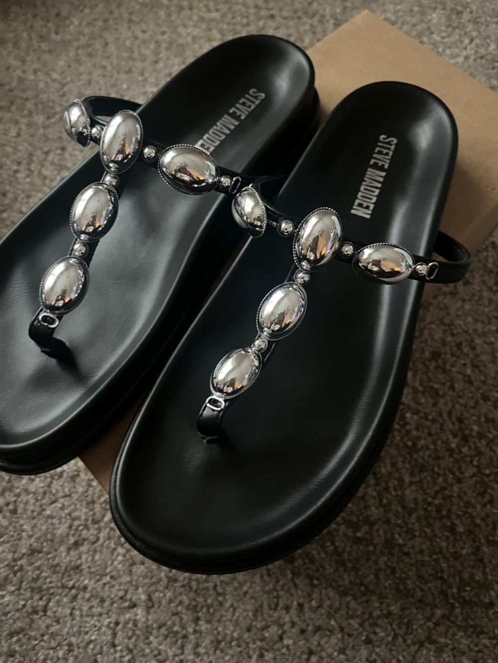 NEW WITH TAGS IN BOX!! Steve Madden Zaire Black Sandal with Silver Gem Accents